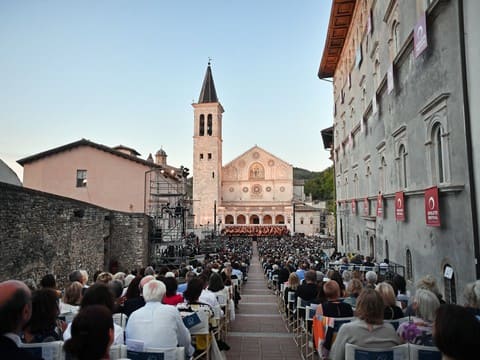 Il Festival dei Due Mondi trasforma Spoleto in palcoscenico con 60 spettacoli e 500 artisti di 13 Paesi