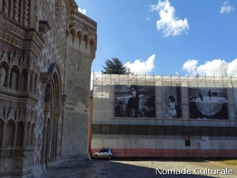 Facciata della Basilica di S. M. di Collemaggio e installazione di Off Site Art con foto di Letizia Battaglia