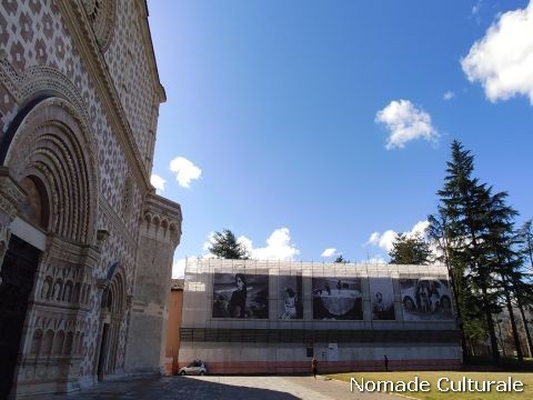 Portale della Basilica di S. M. di Collemaggio e installazione di Off Site Art con foto di Letizia Battaglia