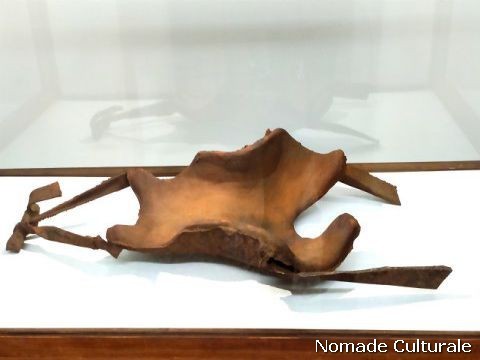 Joseph Beuys, Supporto per la schiena di essere umano finemente articolato (tipo lepre) del XX secolo d.C., 1972-1982, supporto in ferro