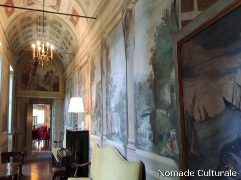 Corridoio con affreschi